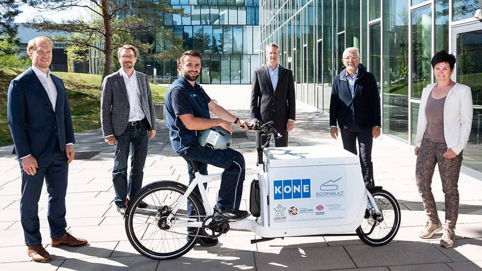 In Österreich sind KONE Serivcetechniker auf zwei Rädern unterwegs und fahren CO2-freie E-Lastenfahrräder und E-Roller.