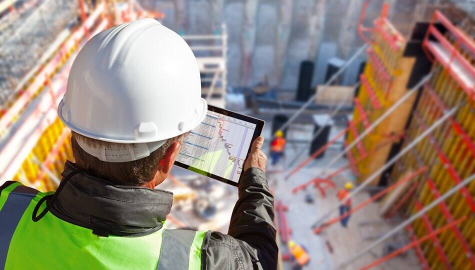 img_architect_on_construction_site_with_tablet_950x540
