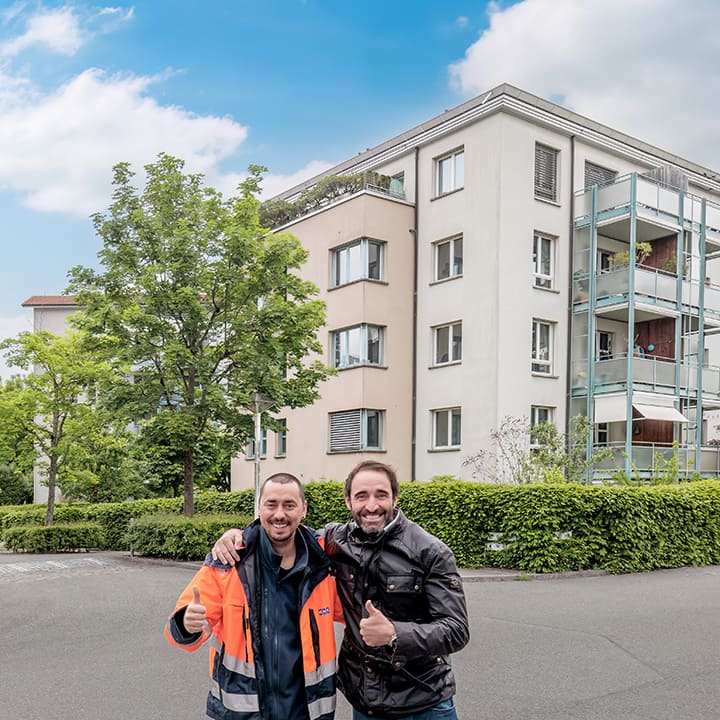 Chefmonteur Stephan Pedrosa (links) und Sales-Verantwortlicher René Risi vor der Überbauung in Zürich