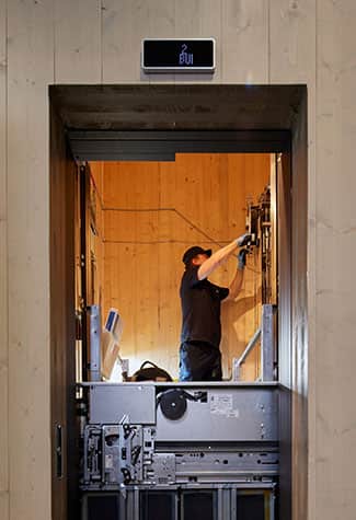 Holzschacht mit KONE Techniker