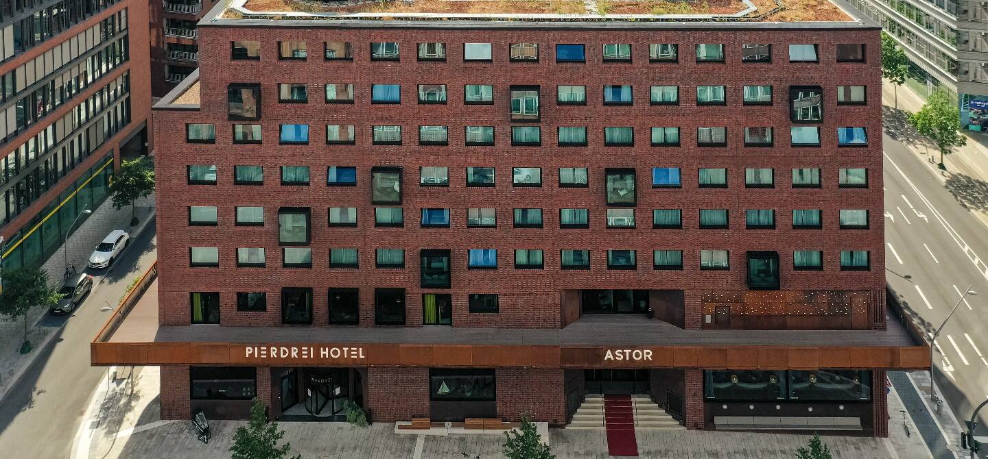 kone-image-monospace-pierdrei-hotel-hamburg-PIERDREI-designhotelfotografie-Außenansicht-1440x670px-02-hero.jpg