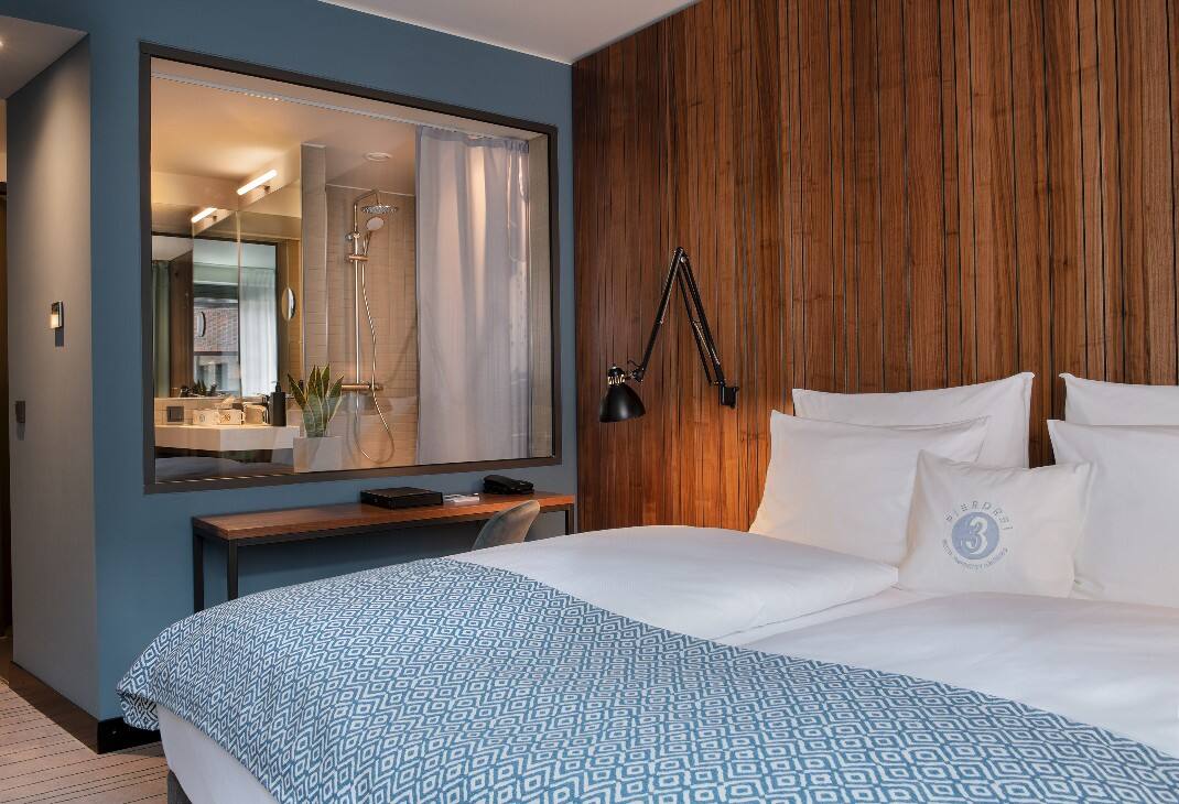 kone-image-monospace-pierdrei-hotel-hamburg-PIERDREI-designhotelfotografie-Web-Zimmer-Medium-1070x730px-07-carousel.jpg