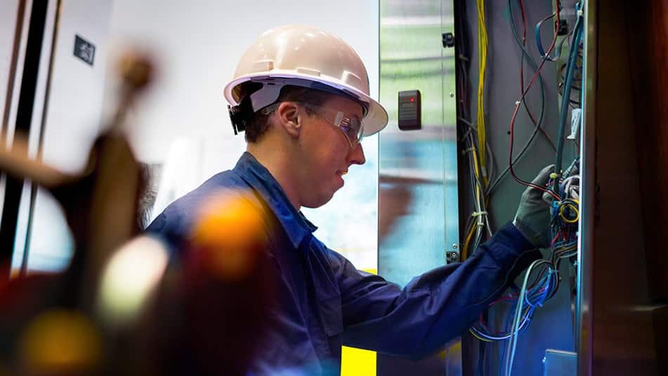 Verhindern Sie energieintensive Ausfälle und sorgen Sie für einen reibungslosen Betrieb Ihres Aufzugs, indem Sie Ihre Anlagen regelmäßig warten und überwachen, zum Beispiel mit KONE 24/7 Connected Services.