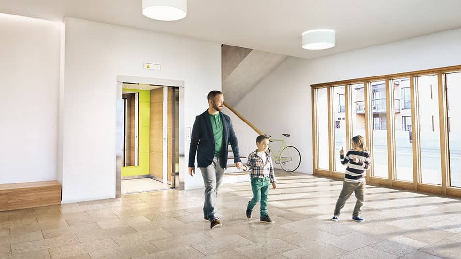 Nehmen Sie die Treppe, wenn Sie körperlich dazu in der Lage sind - es ist eine lustige, gesunde und energiesparende Alternative zum Aufzug oder zur Rolltreppe.