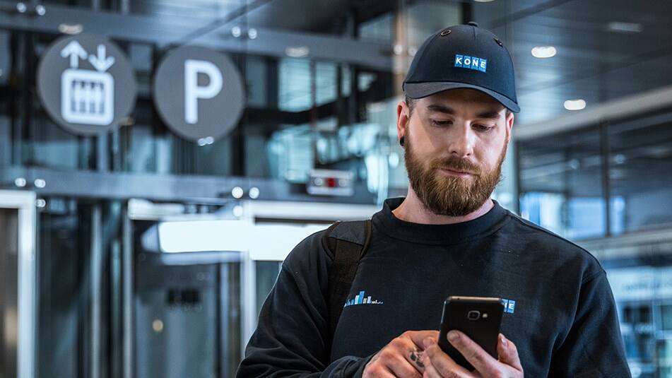 Des systèmes sécurisés pouvant être mis à jour à distance réduisent la fréquence à laquelle un technicien doit se rendre sur place pour entretenir un ascenseur ou un escalier roulant.