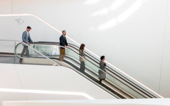 KONE aide à rendre les bâtiments propres et sûrs