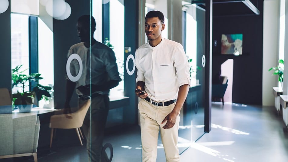 La crise énergétique actuelle nous rappelle avec insistance d'éteindre la lumière et la ventilation lorsqu'elles ne sont pas utilisées et d'automatiser leur utilisation à l'aide de capteurs de présence et d'une technologie intelligente.