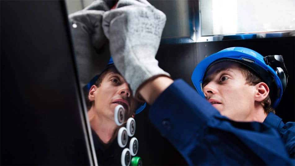 img_modernization-technician-in-car-951x535