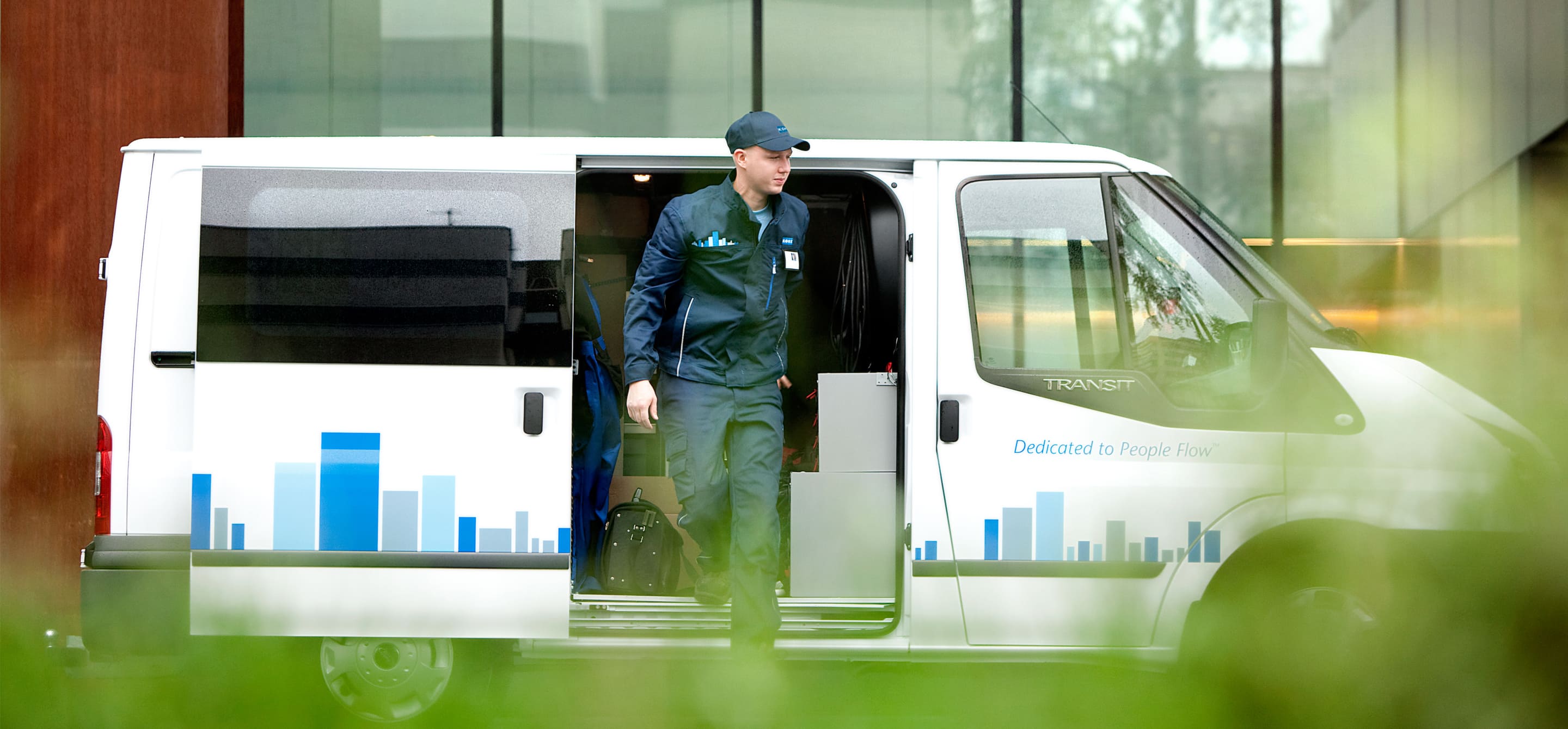 img_Responsible investment_maintenance engineer van side